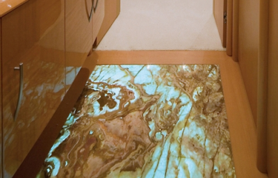 Les sols en onyx ressemblent à une décoration chère dans un cadre luxueux Les sols en onyx ressemblent à une décoration chère dans un cadre luxueux