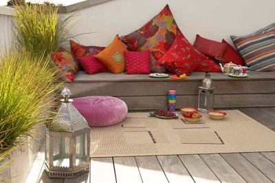 Par une chaude soirée d'été, un petit tapis peut devenir un siège supplémentaire Par une chaude soirée d'été, un petit tapis peut devenir un siège supplémentaire