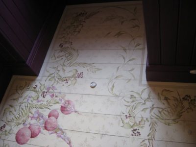 Le motif floral principal est complété par une bordure en forme de bande concise Le motif floral principal est complété par une bordure en forme de bande concise