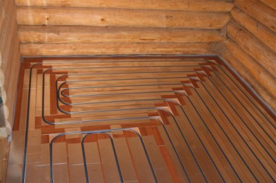 Installation d'un système de plancher chauffant sous un stratifié sur un vieux plancher en bois