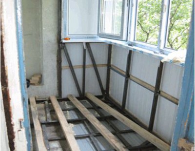 Fixation d'une poutre en bois à un tube profilé métallique Fixation d'une poutre en bois à un tube profilé métallique