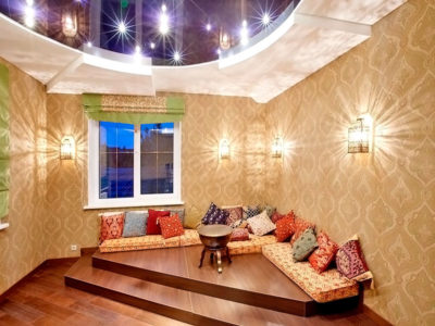 Le coin est est créé sur un podium traditionnel, grâce à un grand nombre d'oreillers lumineux Le coin est est créé sur un podium traditionnel, grâce à un grand nombre d'oreillers lumineux