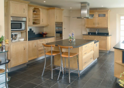 Les carreaux noirs mats soulignent la retenue laconique du design de la cuisine. Les carreaux noirs mats soulignent la retenue laconique du design de la cuisine.