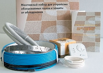 En vente, il existe des kits de montage prêts à l'emploi pour le chauffage au sol En vente, il existe des kits de montage prêts à l'emploi pour le chauffage au sol, comprenant un câble, du ruban de montage, un tube ondulé, un capteur et un thermostat