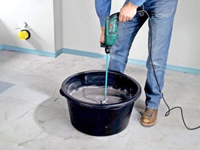 La colle à carrelage est mieux mélangée avec une perceuse avec une buse mélangeuse. La colle à carrelage est mieux mélangée avec une perceuse avec une buse mélangeuse.
