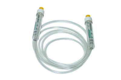 Le niveau d'eau se compose d'un tuyau et de deux flacons transparents Le niveau d'eau se compose d'un tuyau et de deux flacons transparents