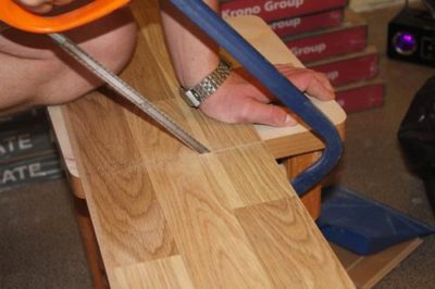 Couper un stratifié avec une scie à métaux - un processus laborieux Couper un stratifié avec une scie à métaux - un processus laborieux