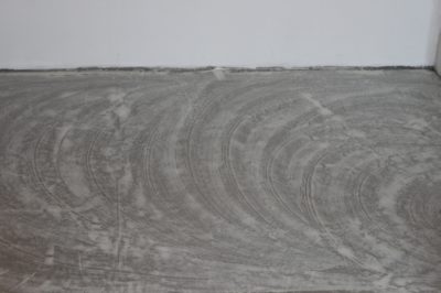 Application de colle sur la base du revêtement Art Vinyl Application de colle sur la base du revêtement Art Vinyl