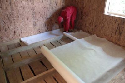 Pose d'un film pare-vapeur sur des panneaux de sous-plancher Pose d'un film pare-vapeur sur des panneaux de sous-plancher