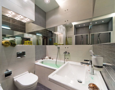 Carrelage miroir sur les murs de la salle de bain Carrelage miroir sur les murs de la salle de bain