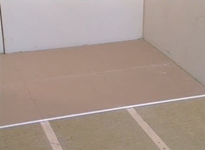 Plancher de feuilles de matériau dense sur les journaux Plancher de feuilles de matériau dense sur les journaux