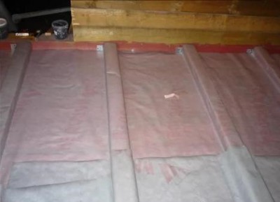 Pose d'un film pare-vapeur Pose d'un film pare-vapeur