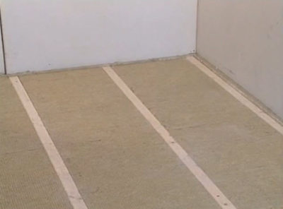 Un radiateur est placé dans l'espace entre les retards Un radiateur est placé dans l'espace entre les retards