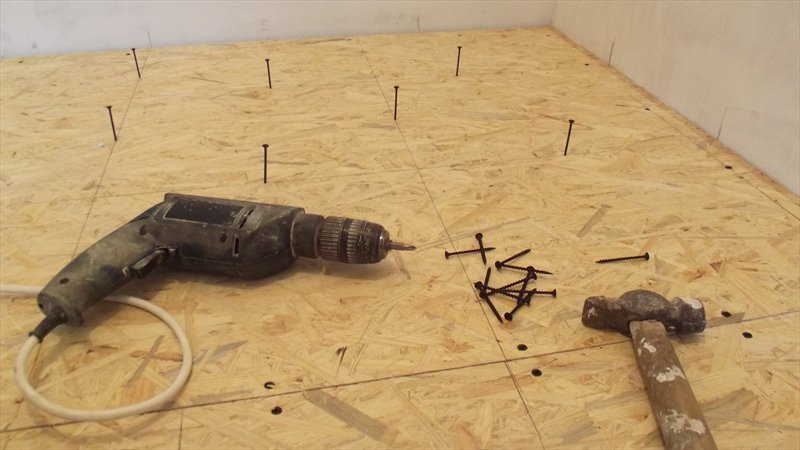 Installation de panneaux OSB - caractéristiques pour la pose sur une base en bois et en béton