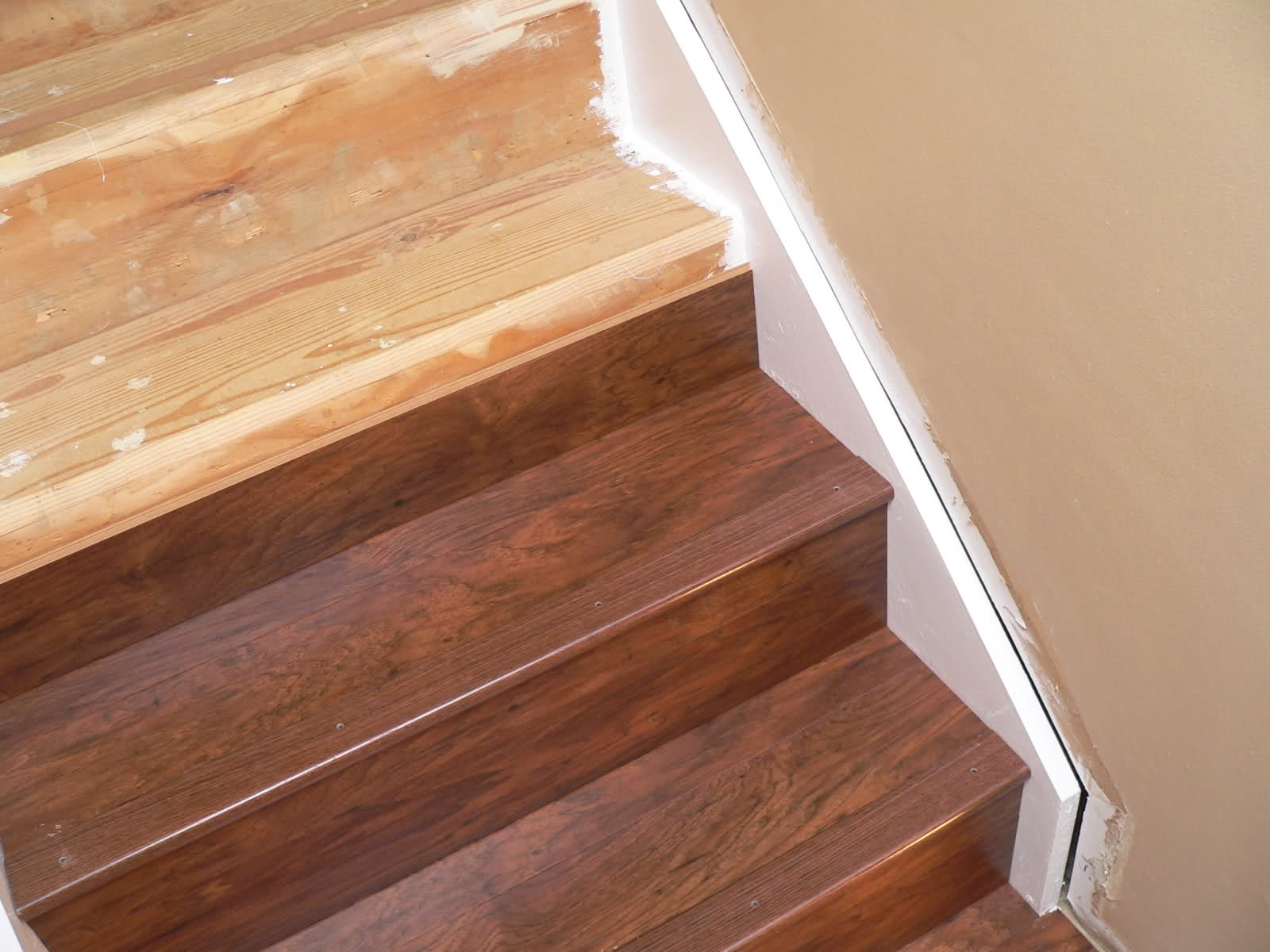 Escaliers en stratifié: technologie pour la restauration des escaliers en béton et en bois