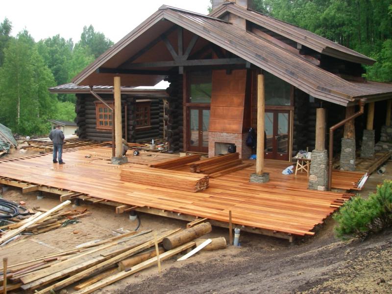 Est-il possible de poser une planche directement sur l'ancien plancher existant d'une terrasse en bois ouverte