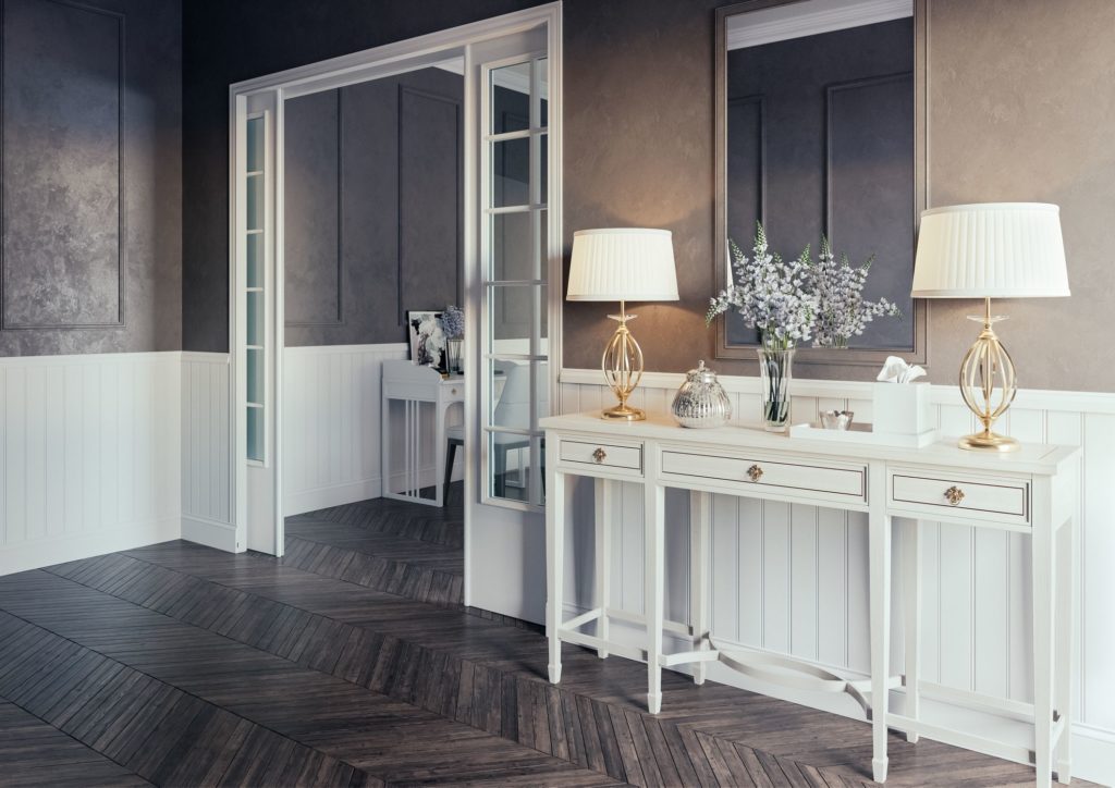 Chambre avec table blanche