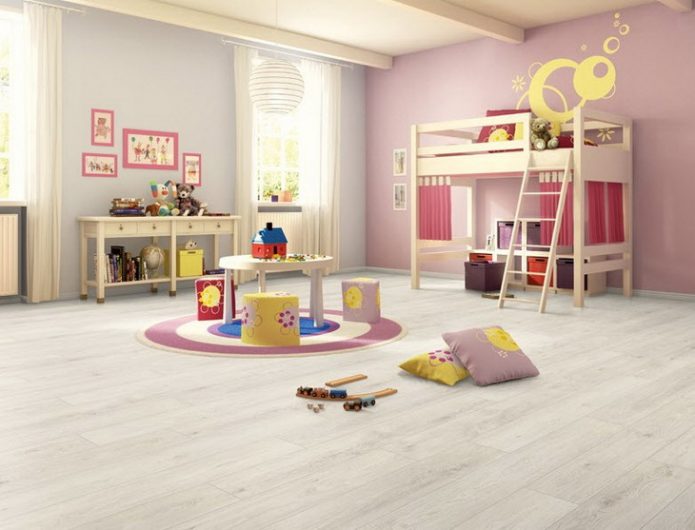 Chambre d'enfant avec parquet stratifié en chêne blanc