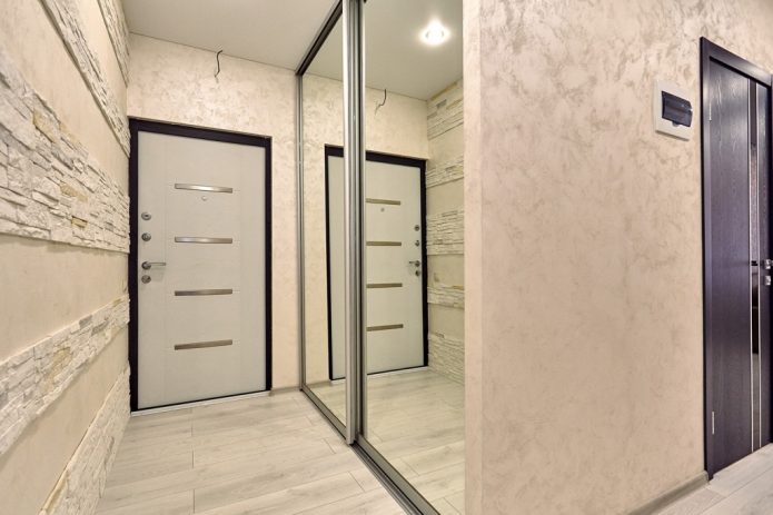 Couloir étroit avec sol stratifié blanc