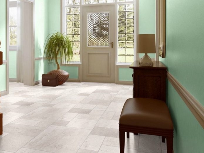 Stratifié carrelé blanc dans le couloir