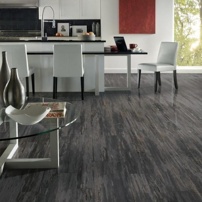 Stratifié gris dans le salon combiné avec la cuisine