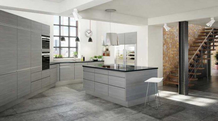 Cuisine en gris avec des détails contrastés.