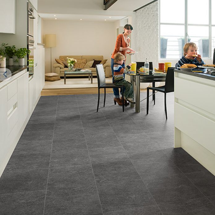 Stratifié gris carrelé sur le sol de la cuisine