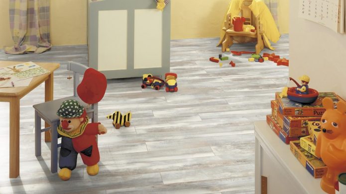 Stratifié panaché de nuances de gris dans la pépinière