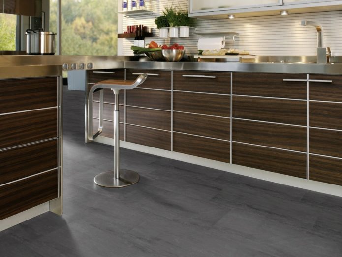 Stratifié gris sans chanfreins dans la cuisine