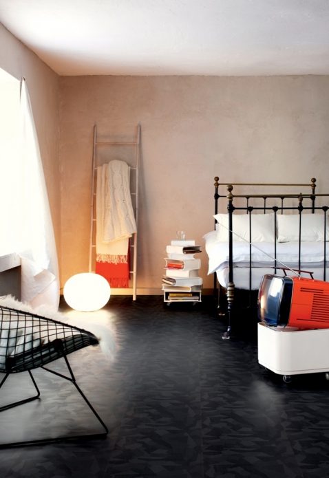 Plancher avec un motif géométrique à l'intérieur de la pièce