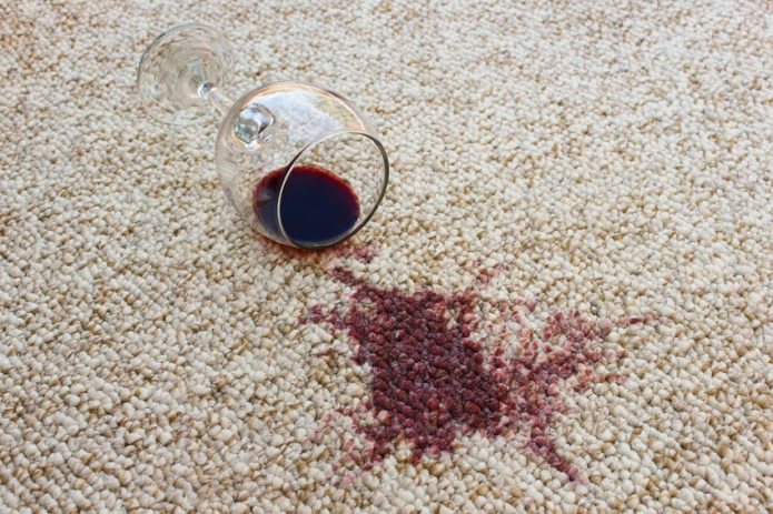 Verre et vin renversé sur le tapis