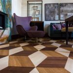 Parquet d'art avec de grands losanges dans le salon