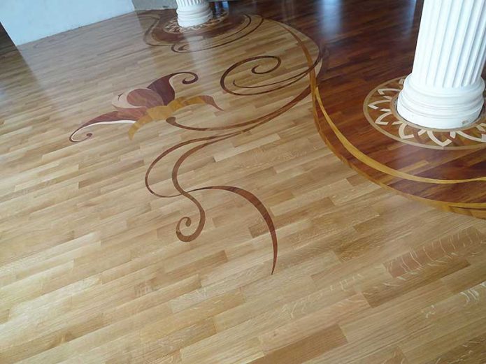 Bordure de pilier au sol dans une pièce à colonnes