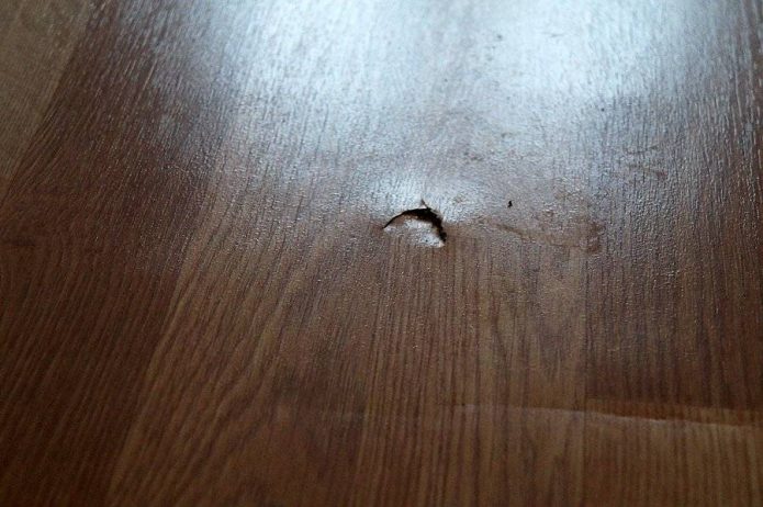 Percée dans le linoléum