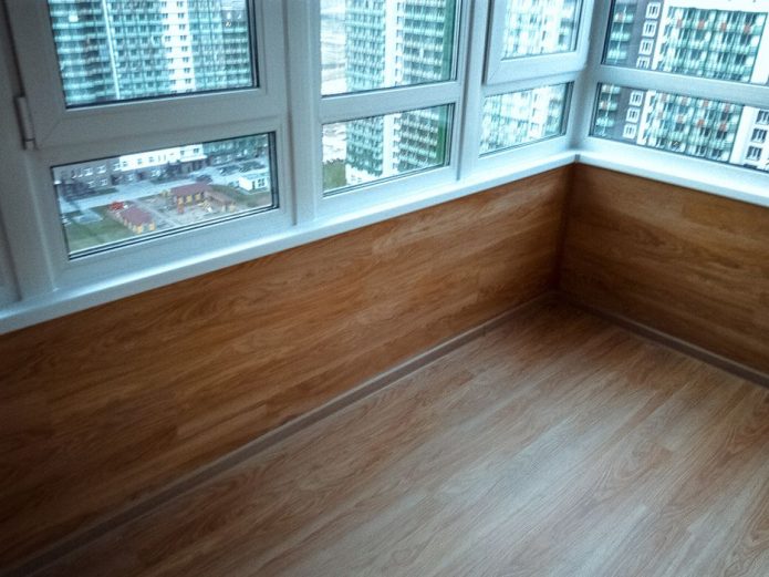 Stratifié sur le sol et les murs de la loggia