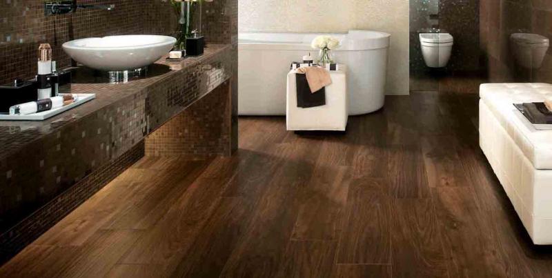Puis-je poser un sol stratifié dans la salle de bain
