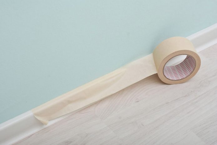 Fixation du ruban de masquage