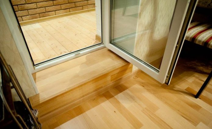 Plancher flottant et seuil sur loggia