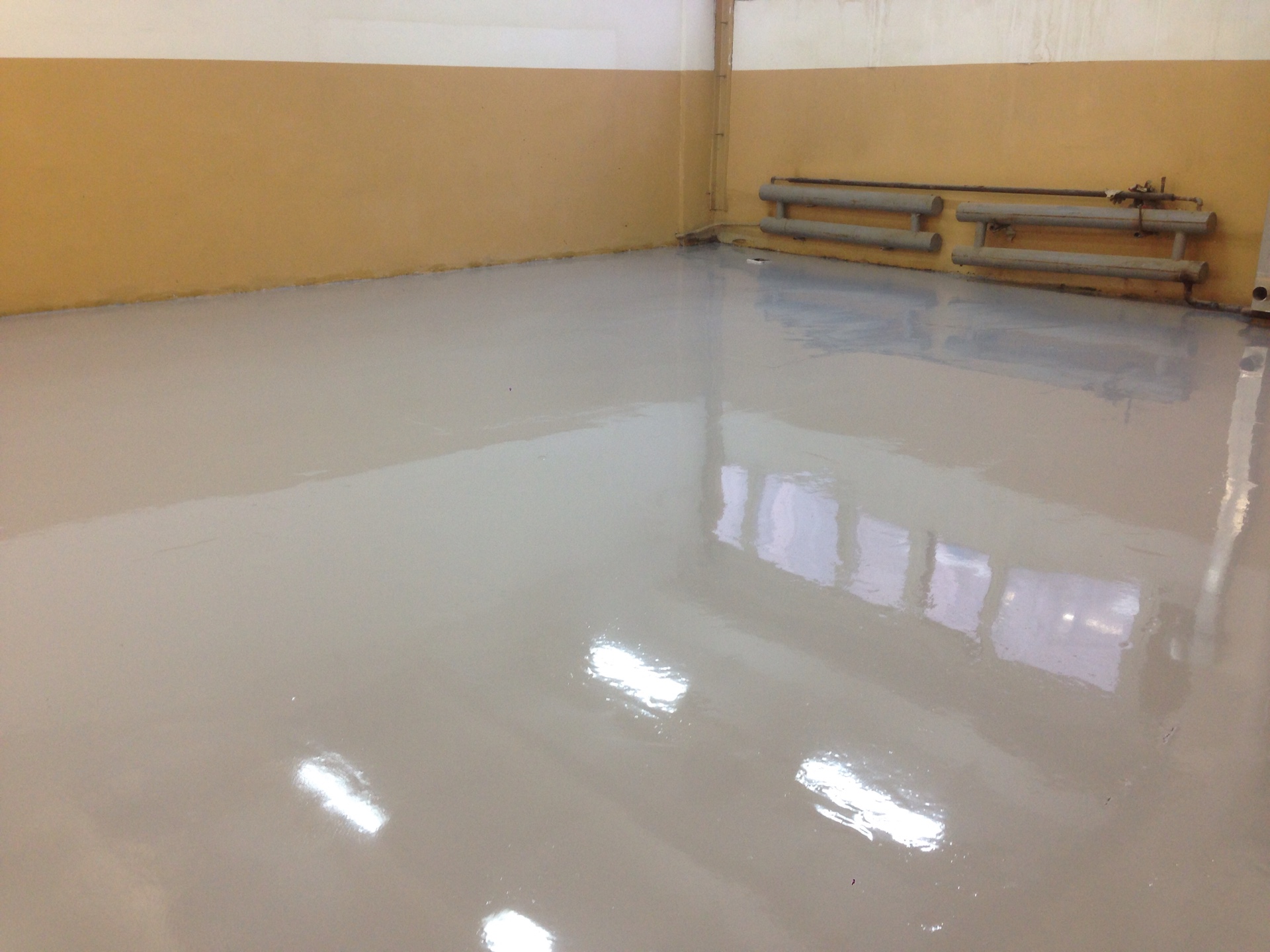 Le dispositif d'un plancher en vrac à partir d'un mélange époxy sur une base en bois