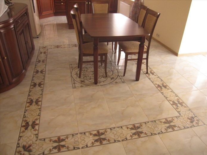 Carrelage avec inserts décoratifs