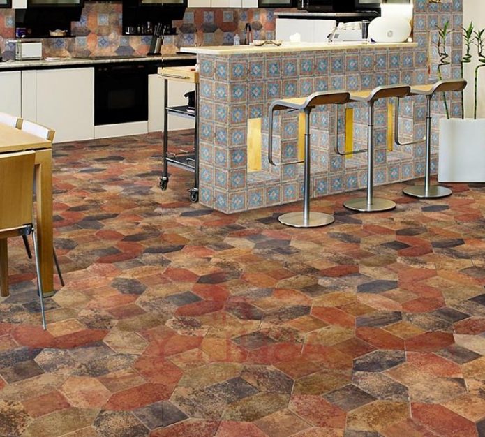 La combinaison du tablier et du motif de carreaux