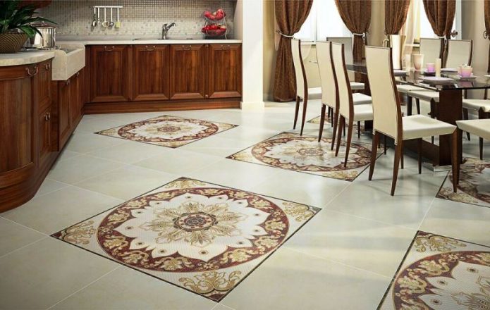 Carrelage classique avec éléments décoratifs