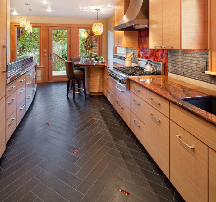 Carrelage foncé avec des accents lumineux