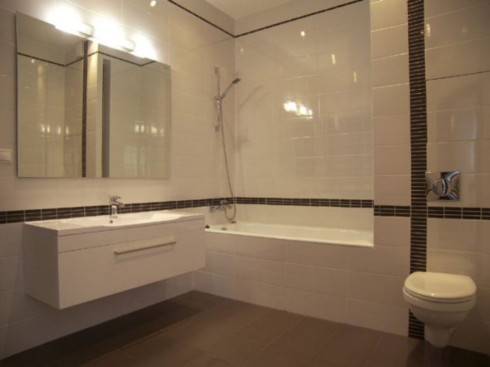 Carrelage blanc à rayures décoratives