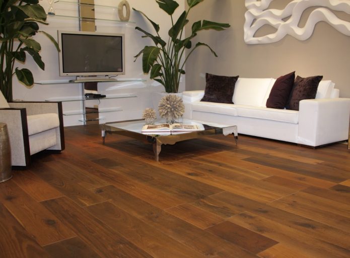 Stratifié foncé combiné avec des meubles blancs