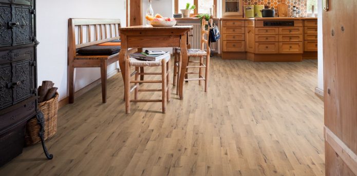 Stratifié de chêne à l'intérieur de la cuisine