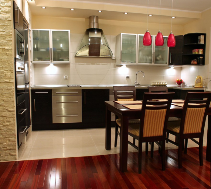 Zonage de la pièce avec un stratifié foncé et clair