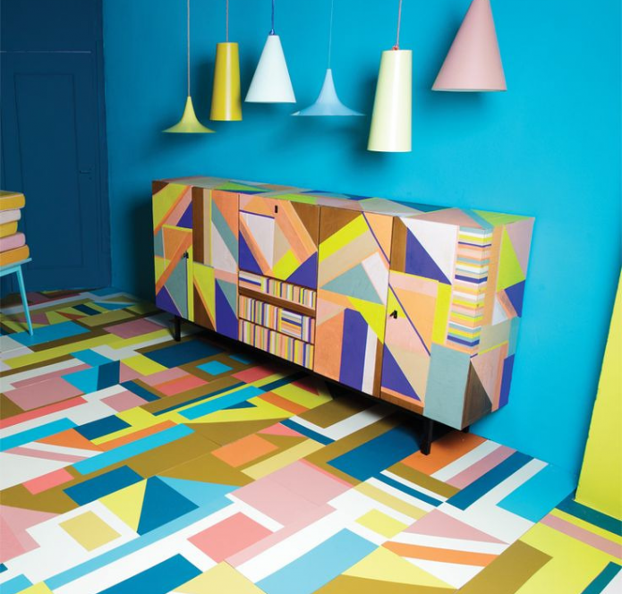 Stratifié, composé d'éléments de formes et de couleurs différentes