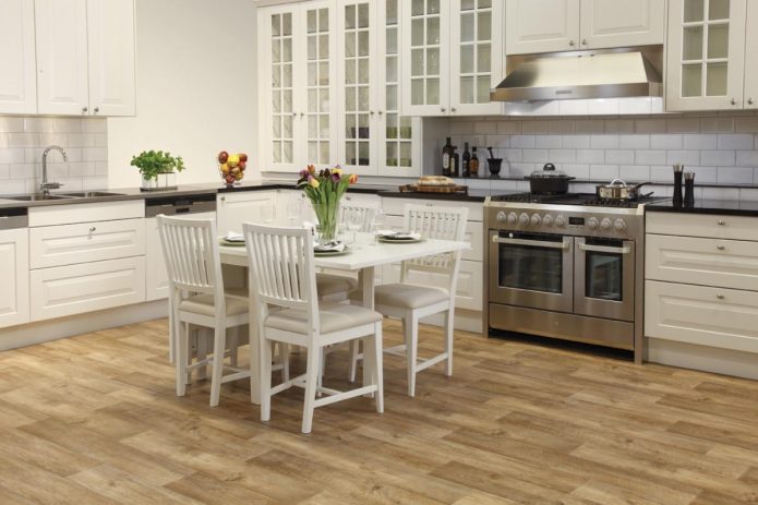 Cuisine avec parquet et une suite blanche