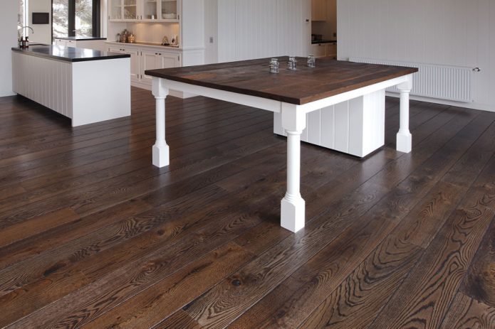 Finition du sol avec une planche de parquet